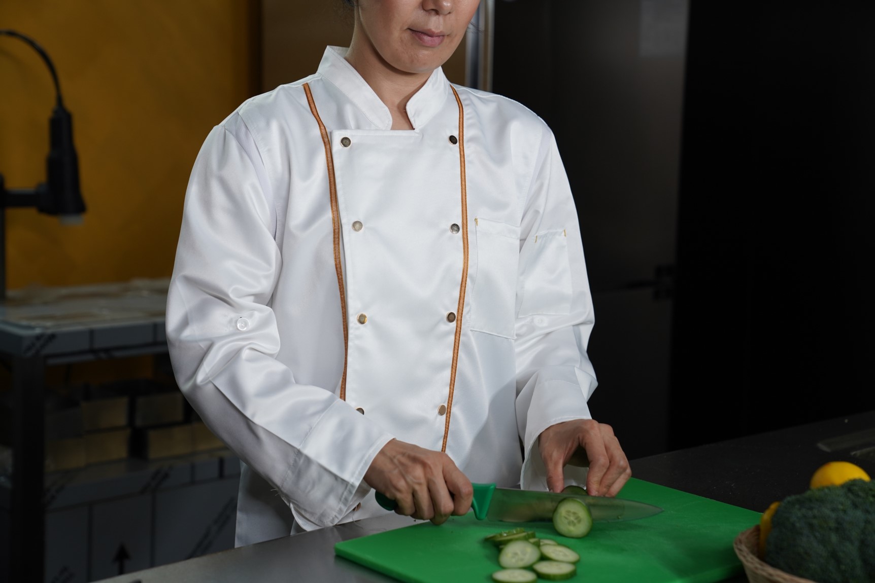 Шар босоо эмжээртэй цамц