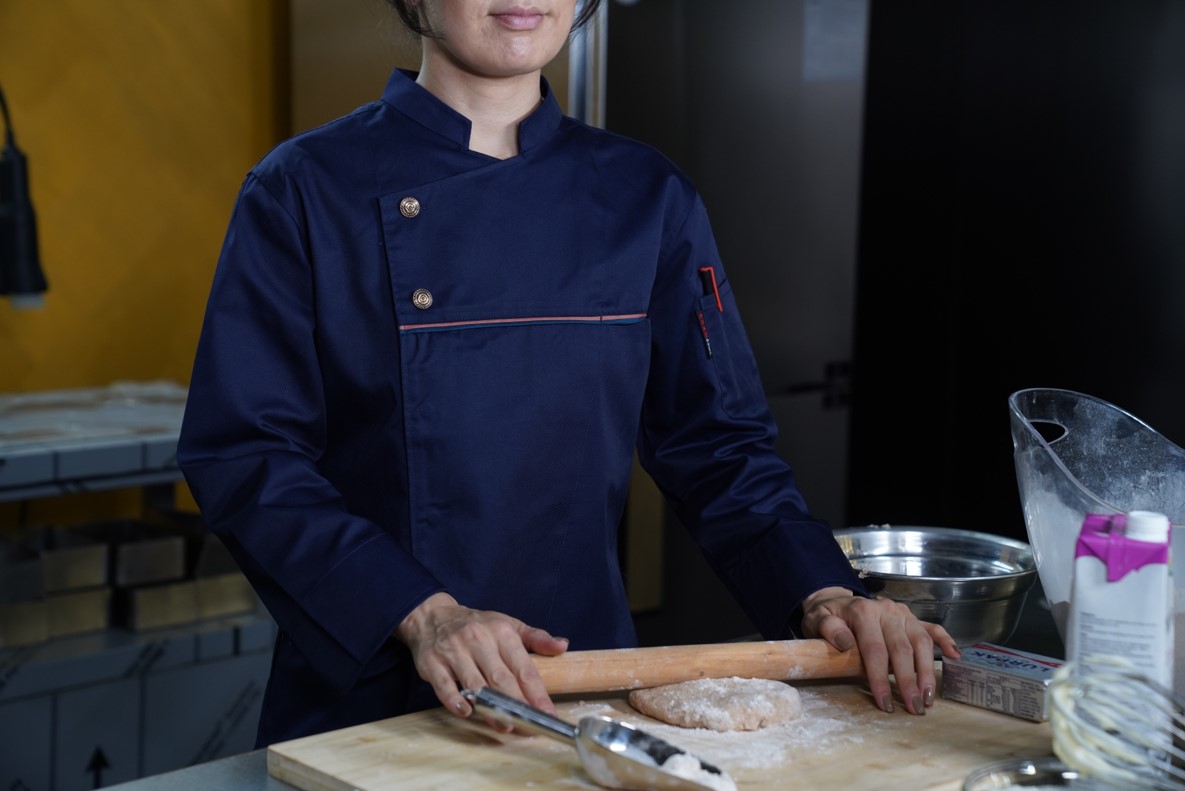 Энгэр зөрдөг, шар товчтой цамц